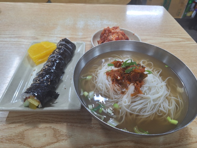 아침에  라면 보다 멸치국수