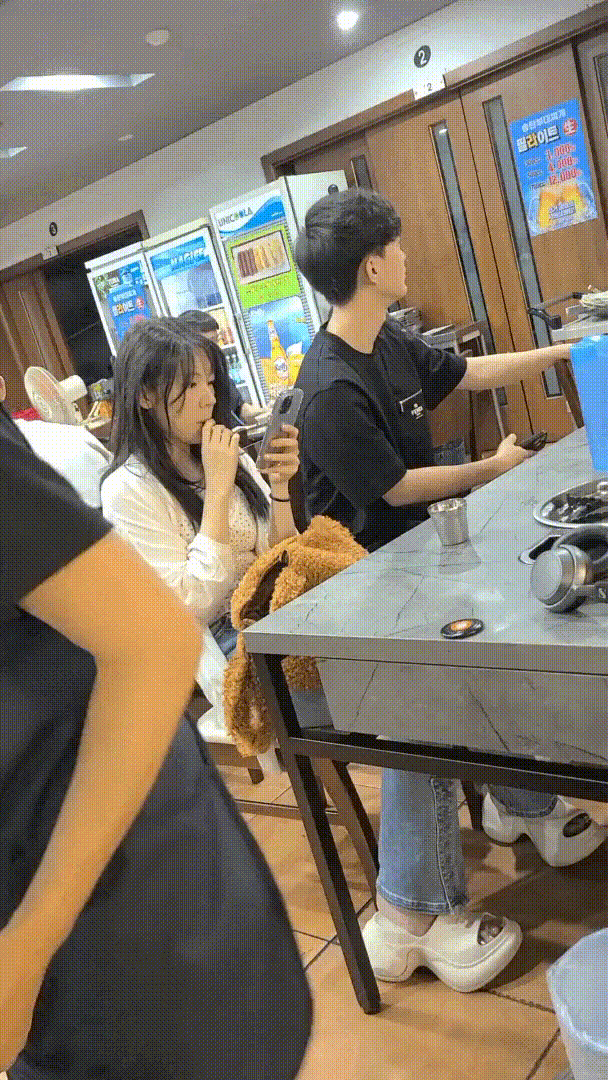 식당에서 담배피는 여자 얼공