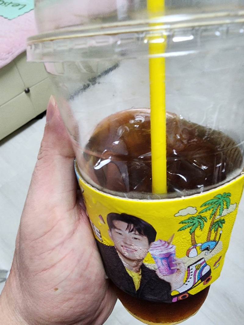 시원한 아이스 아메리카노 한잔 ~~