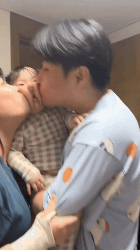 엄마, 아빠의 사랑이 당혹스러운 아기