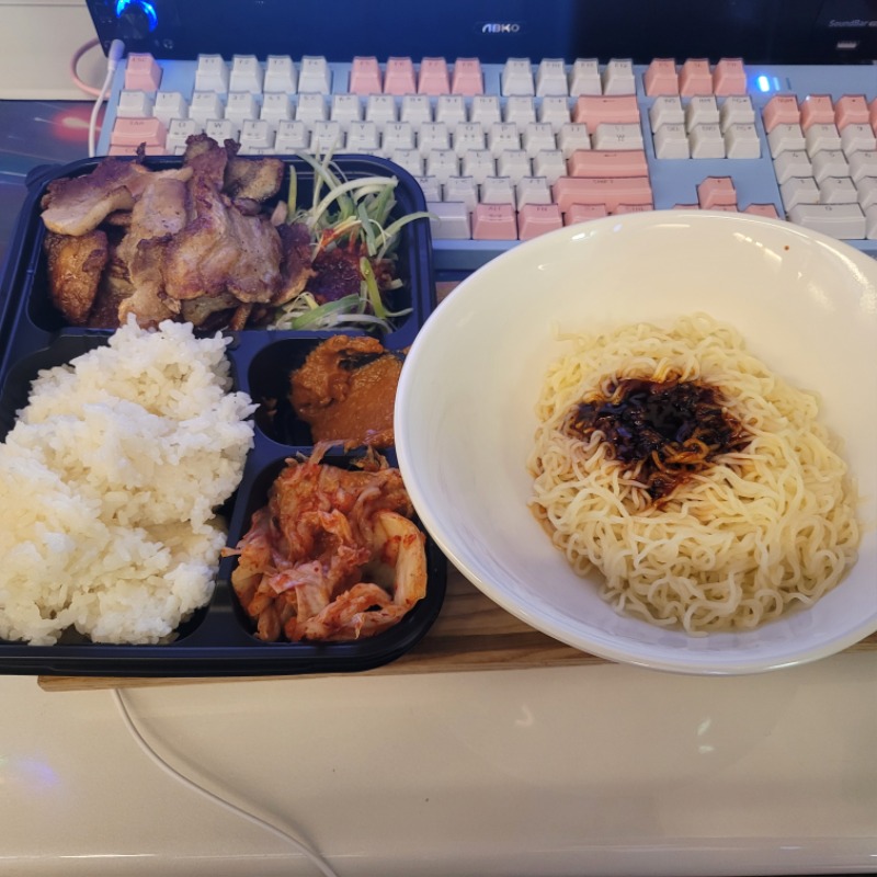 오늘점심은 피시방 2만원한상~