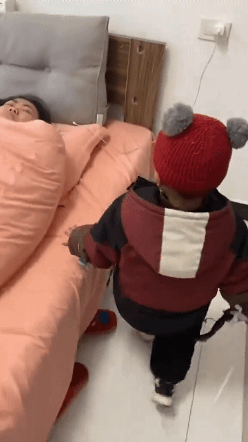 이거 봐, 개구리 잡았어