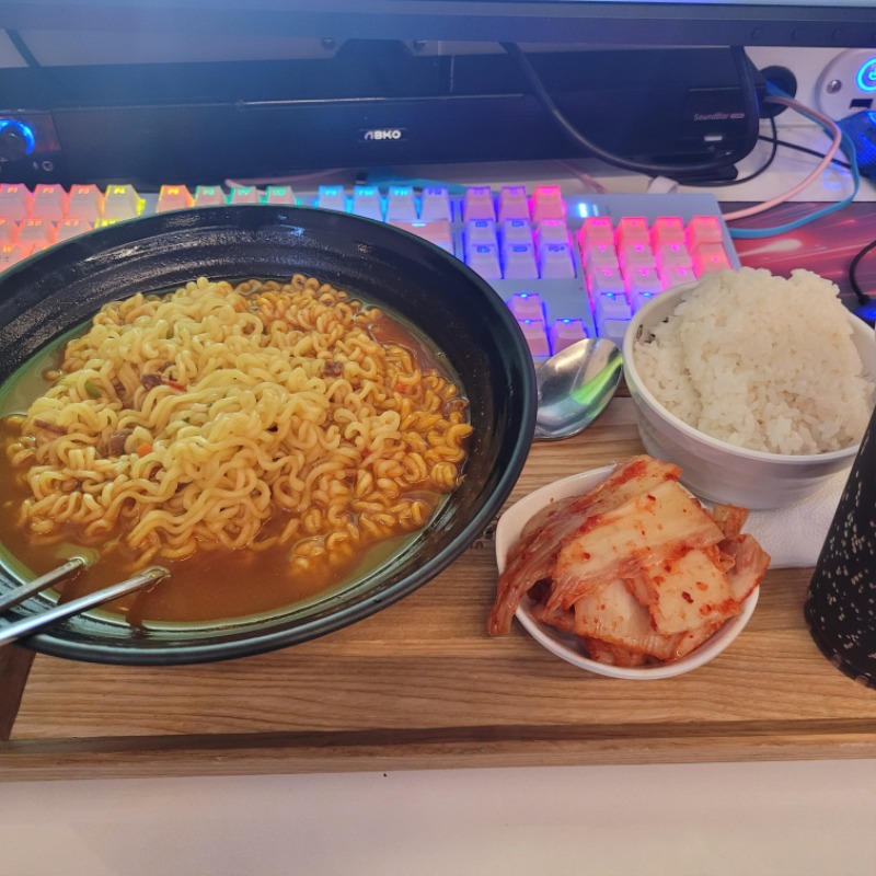 늦은시간 집안가고 피시방에서 야식