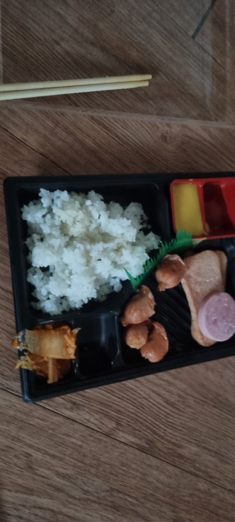 아침식사 하세요 (도시락 으로 식사합니다)