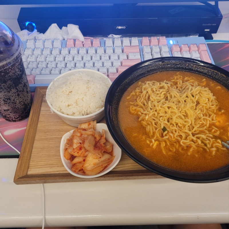 금일 저녁은 간단하게라면~