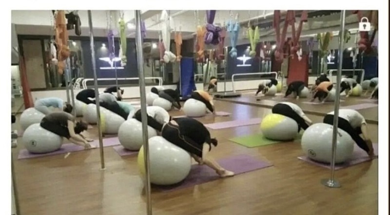 엉덩이로 풍선껌불어봤내요