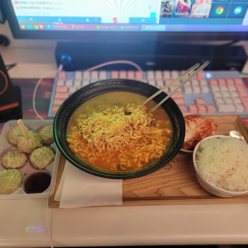 다들 식사 맛난거챙기세요~!!