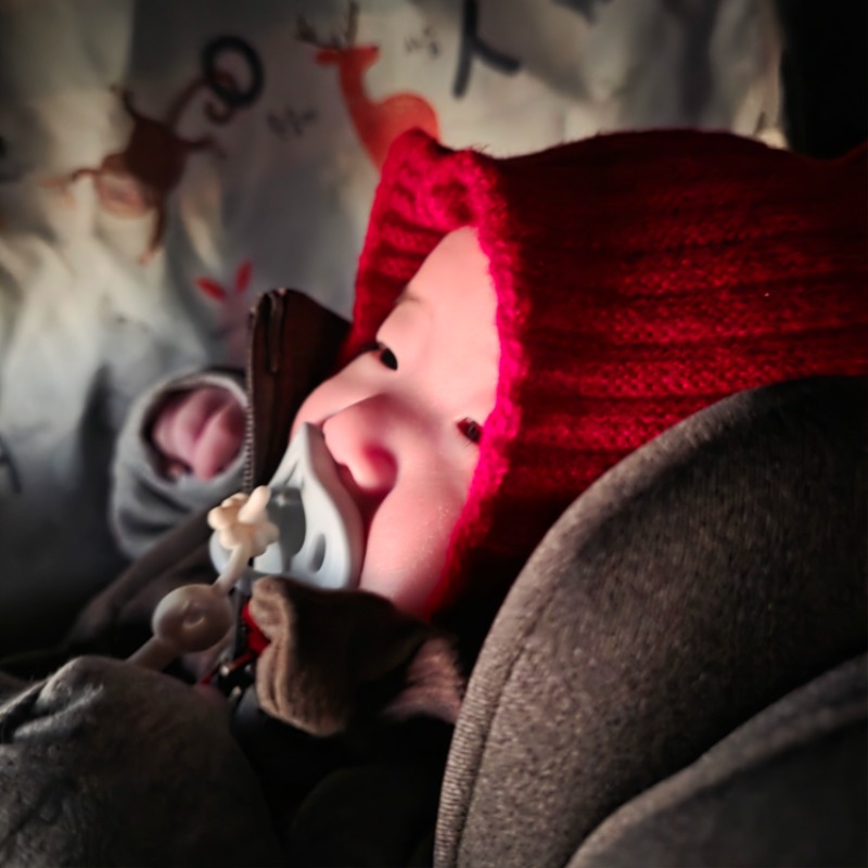 모자가 작아  슬픈 그..