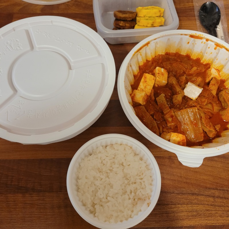 돈도 잃었구 혼자 텔에서 밥이나시켜먹습니다ㅋㅋ