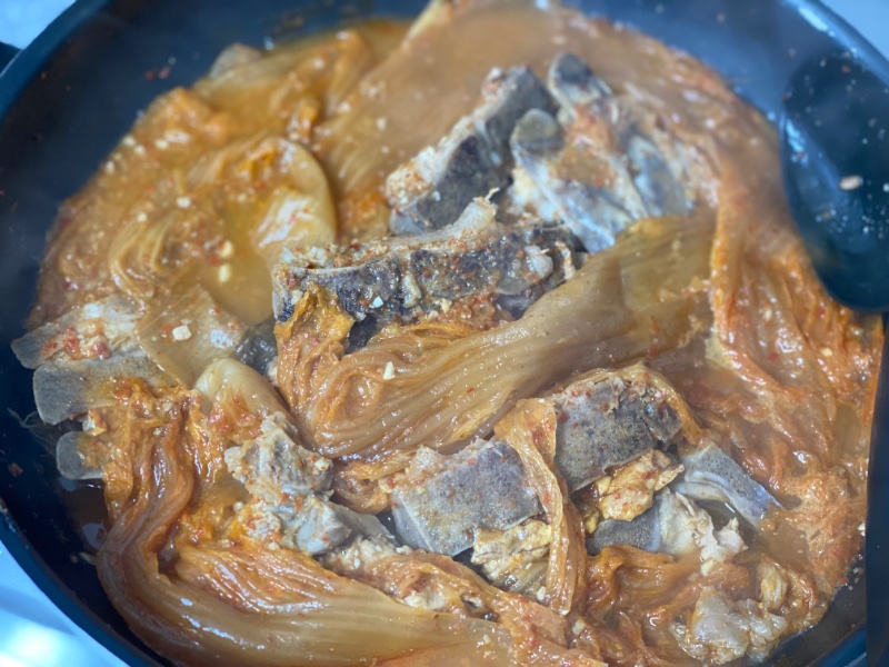 오늘 저녁은 묵은지뼈다귀?