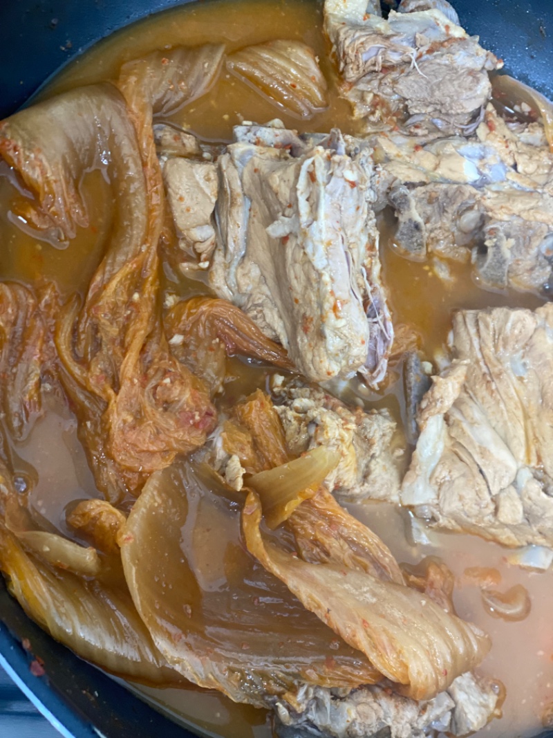 오늘 저녁은 묵은지뼈다귀?