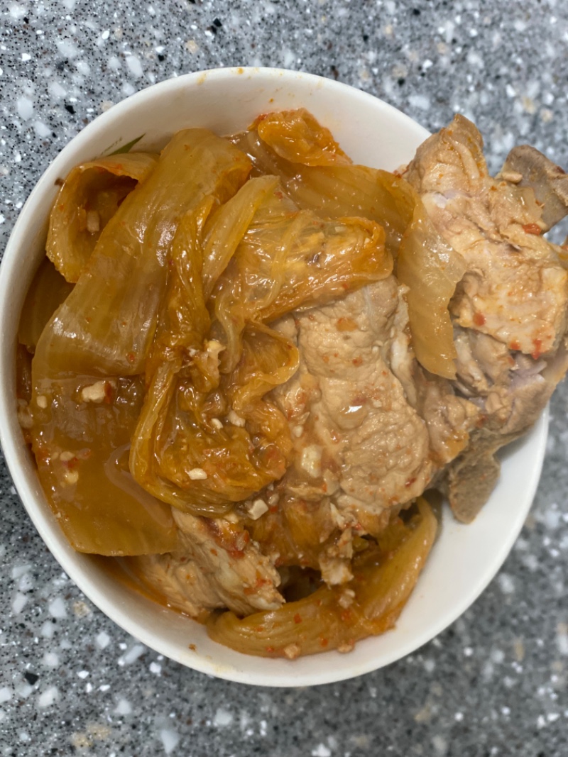 오늘 저녁은 묵은지뼈다귀?