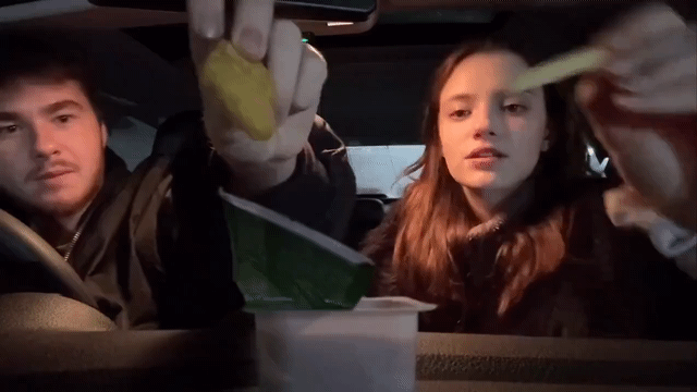 차에서 감튀랑 맥너겟 먹어요