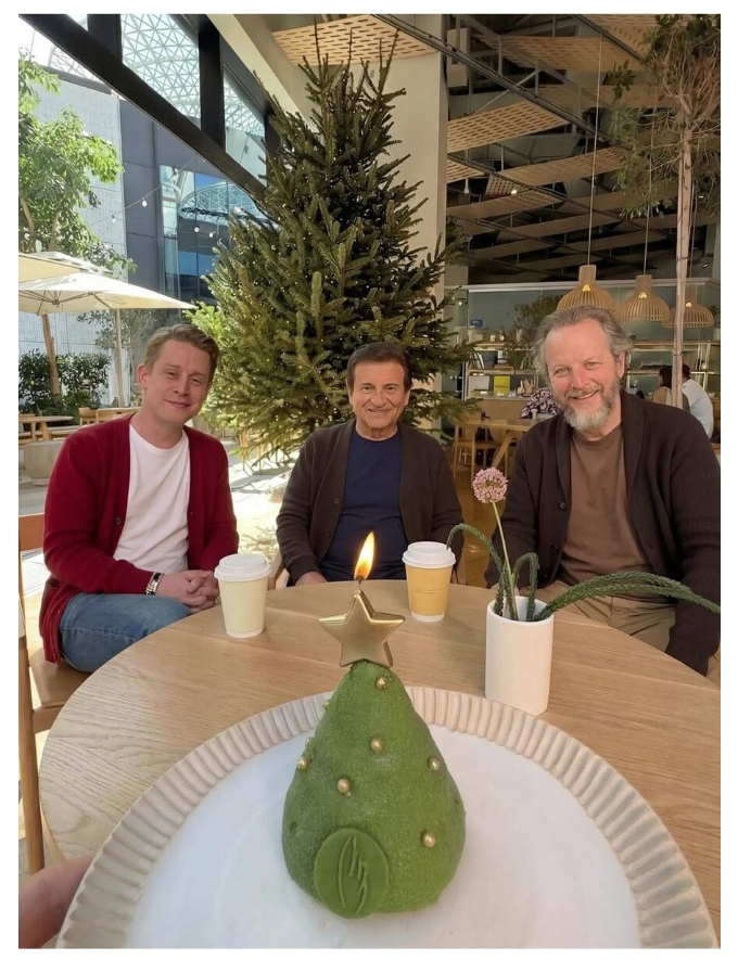 출소한 도둑 아저씨들과 오랜만에 만난 케빈