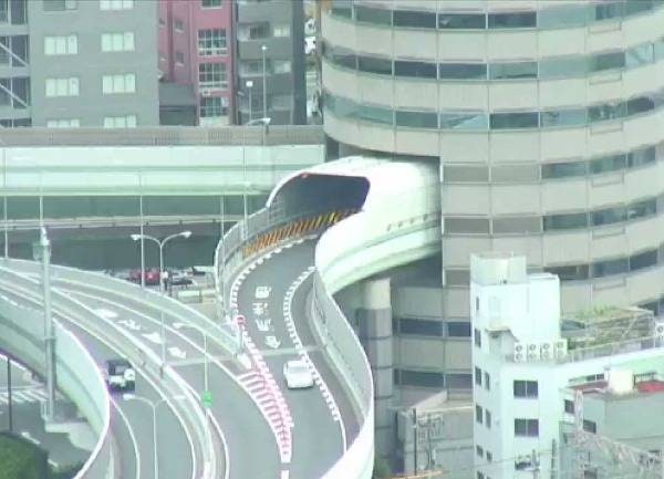 고속도로 관통하는 오사카 타워