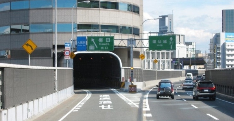 고속도로 관통하는 오사카 타워