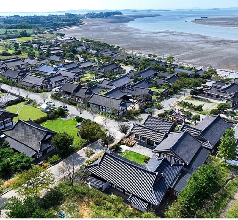 유일하게 바닷가에 있는 한옥마을