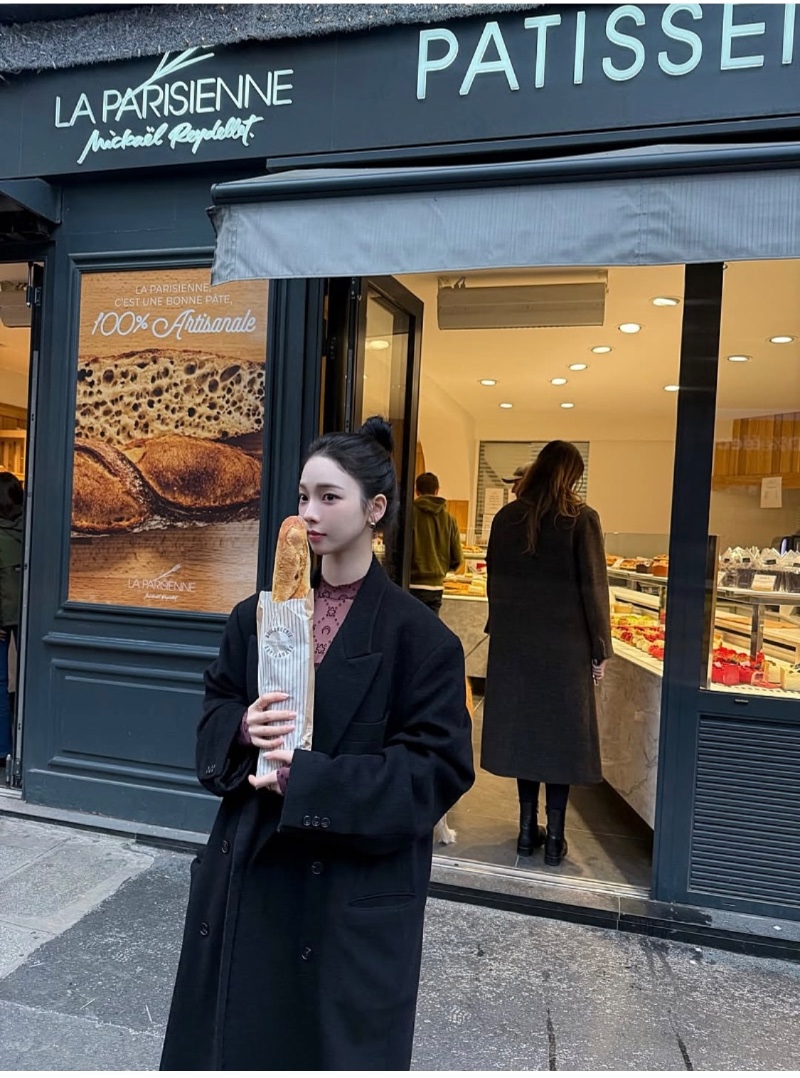 바게뜨 먹는 카리나