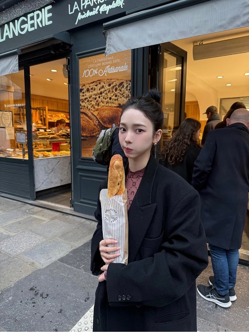 바게뜨 먹는 카리나