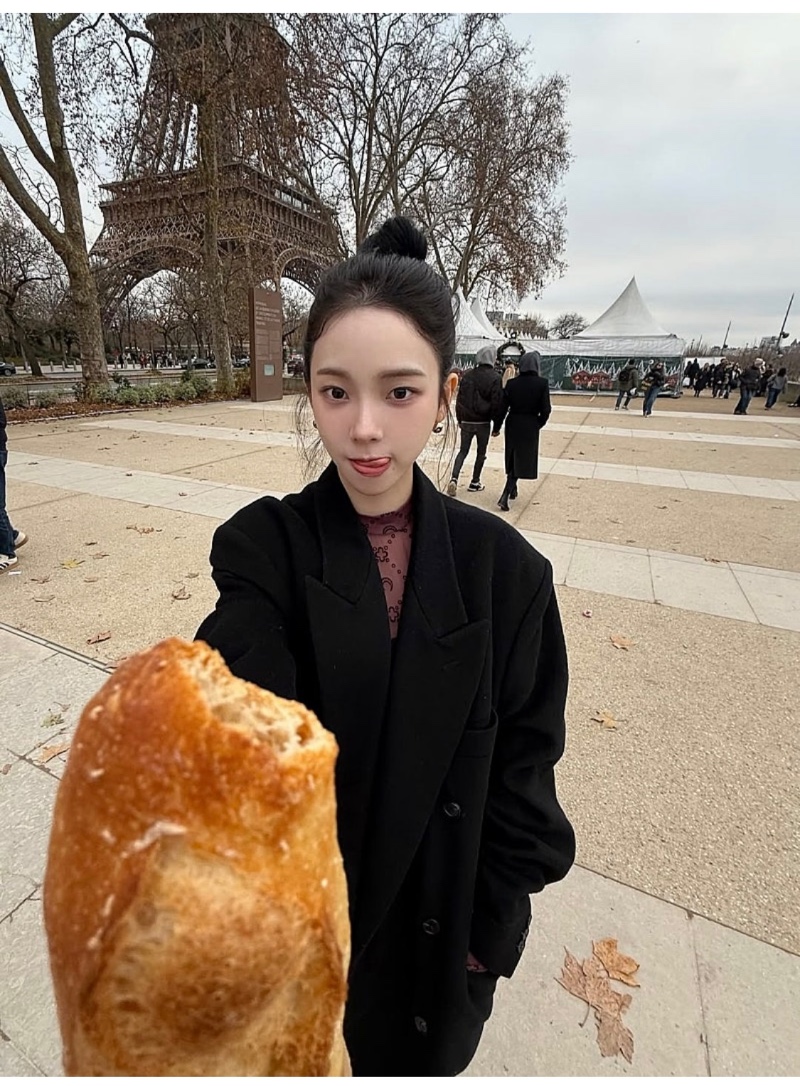 바게뜨 먹는 카리나