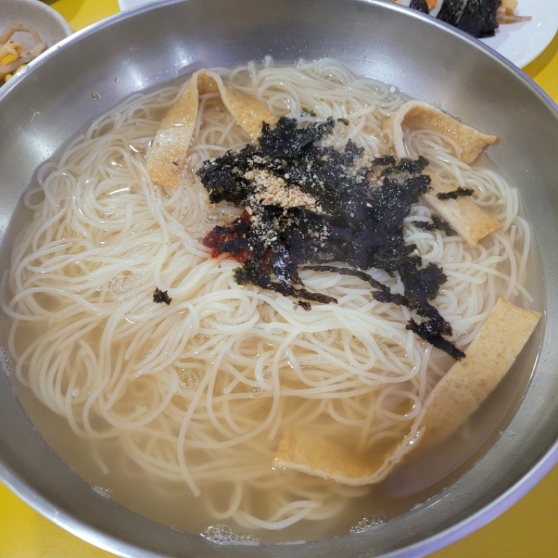 오늘의 늦은첫끼는 길가다보이는 실내포차에서