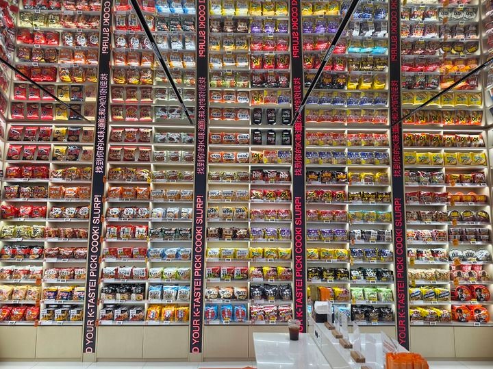 명동에 생겨난 라면도서관