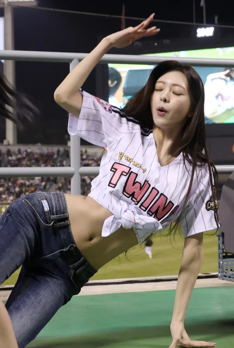 현 아이돌 허리 골반 라인 원탑