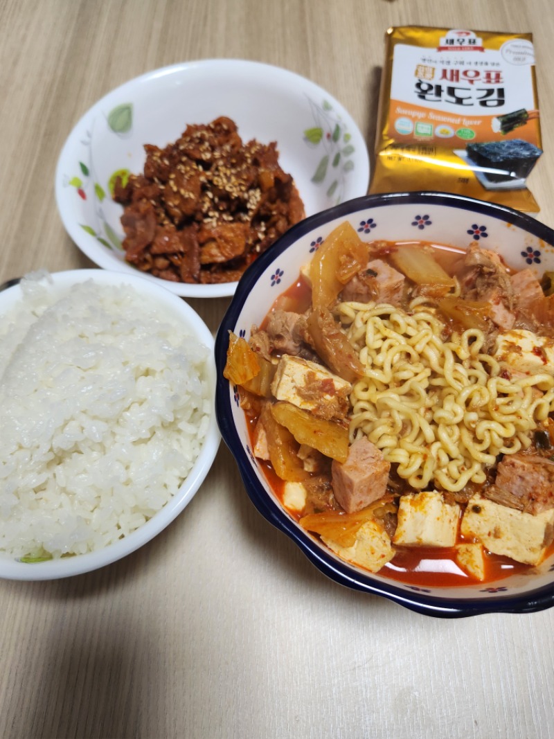 오늘이 가기전 몽맥이표 밥상 요랬는데 요래됐습니다