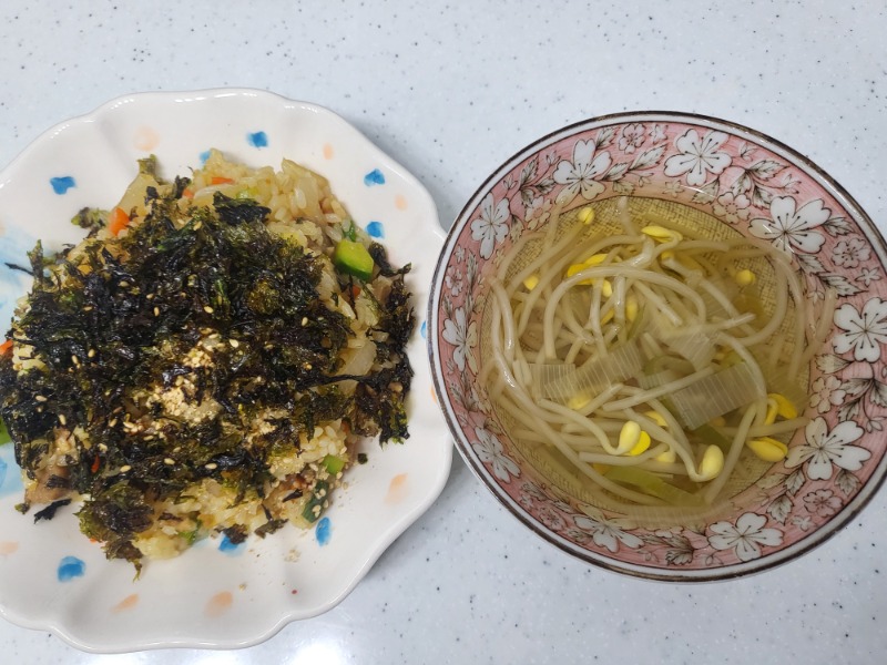 저녁 볶음밥에 콩나물국~
