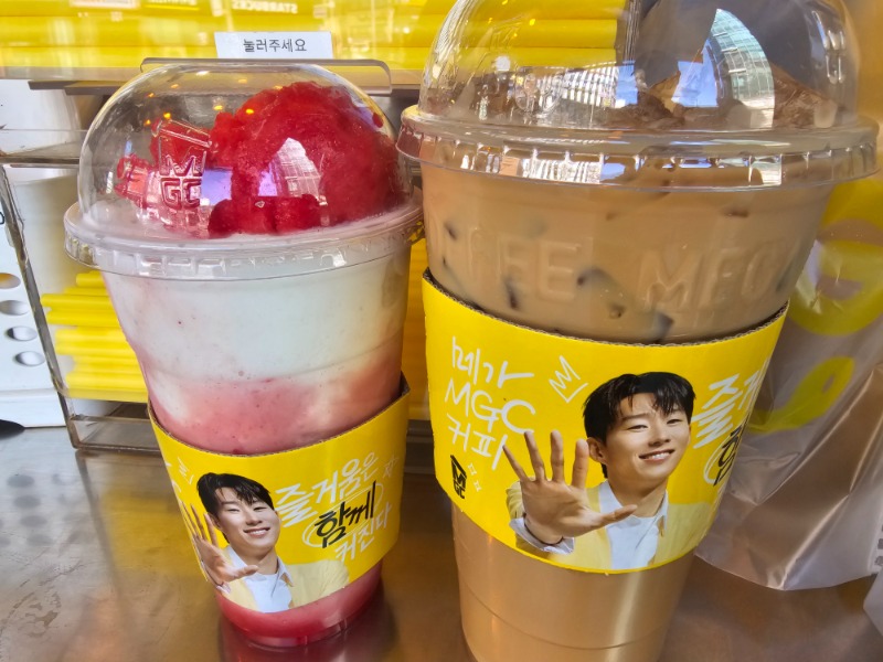 도니옵 기다리면서~ 커피픽업^^